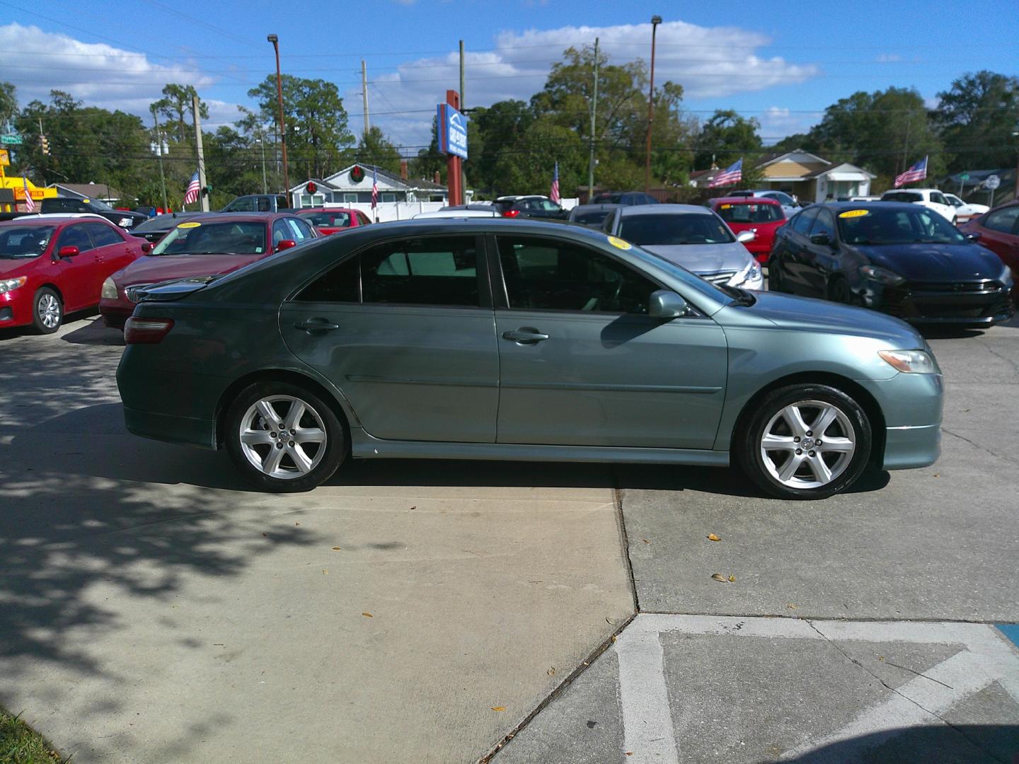 2007 GREEN TOYOTA CAMRY CE; SE; LE; XL (4T1BK46K27U) , located at 1200 Cassat Avenue, Jacksonville, FL, 32205, (904) 695-1885, 30.302404, -81.731033 - Photo#4